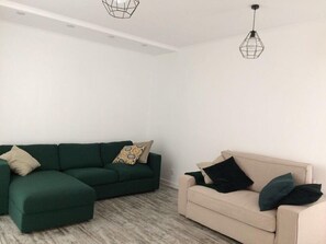 Apartamento de diseño, 2 habitaciones, vistas al patio | Sala de estar | Una televisión de pantalla plana