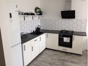 Apartamento de diseño, 2 habitaciones, vistas al patio | Cocina privada | Frigorífico grande