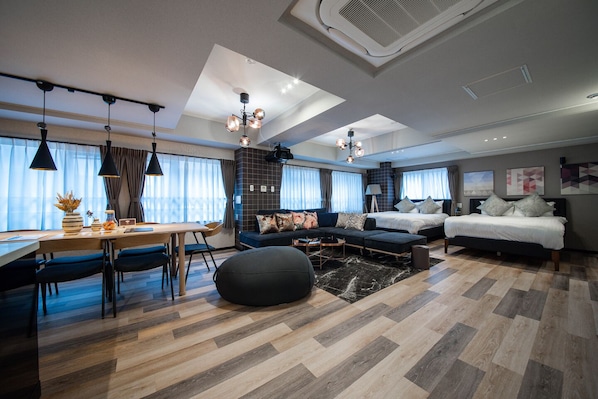 Habitación de lujo, para no fumadores (Theater) | Área de sala de estar | Televisión de pantalla plana