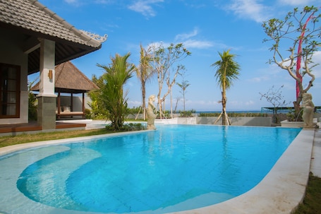 2 albercas al aire libre . The Secret Spot Villas