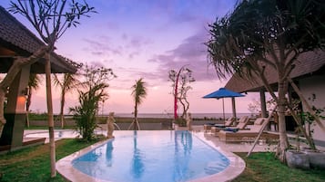 2 outdoor pools