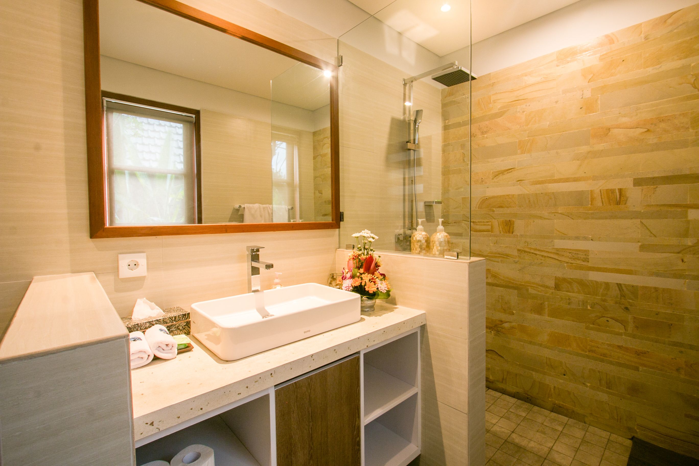 Villa 2  | Baño | Bañera profunda, artículos de higiene personal gratuitos y zapatillas