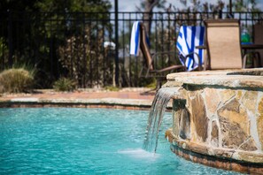Alberca al aire libre y alberca climatizada