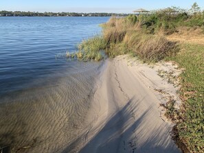 Playa en los alrededores, camastros y toallas de playa 