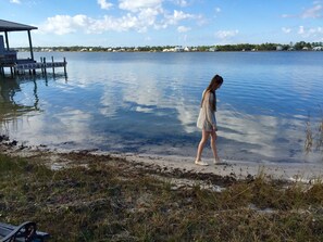 Playa en los alrededores, camastros y toallas de playa 