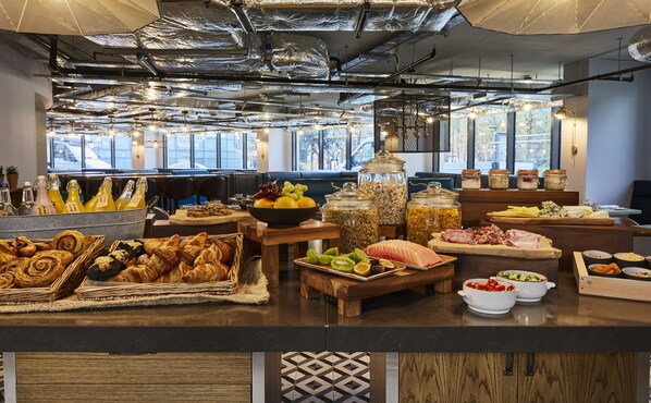 A buffet with various food items and beverages. - Hotel Indigo Manchester - Victoria Station by IHG (Manchester)