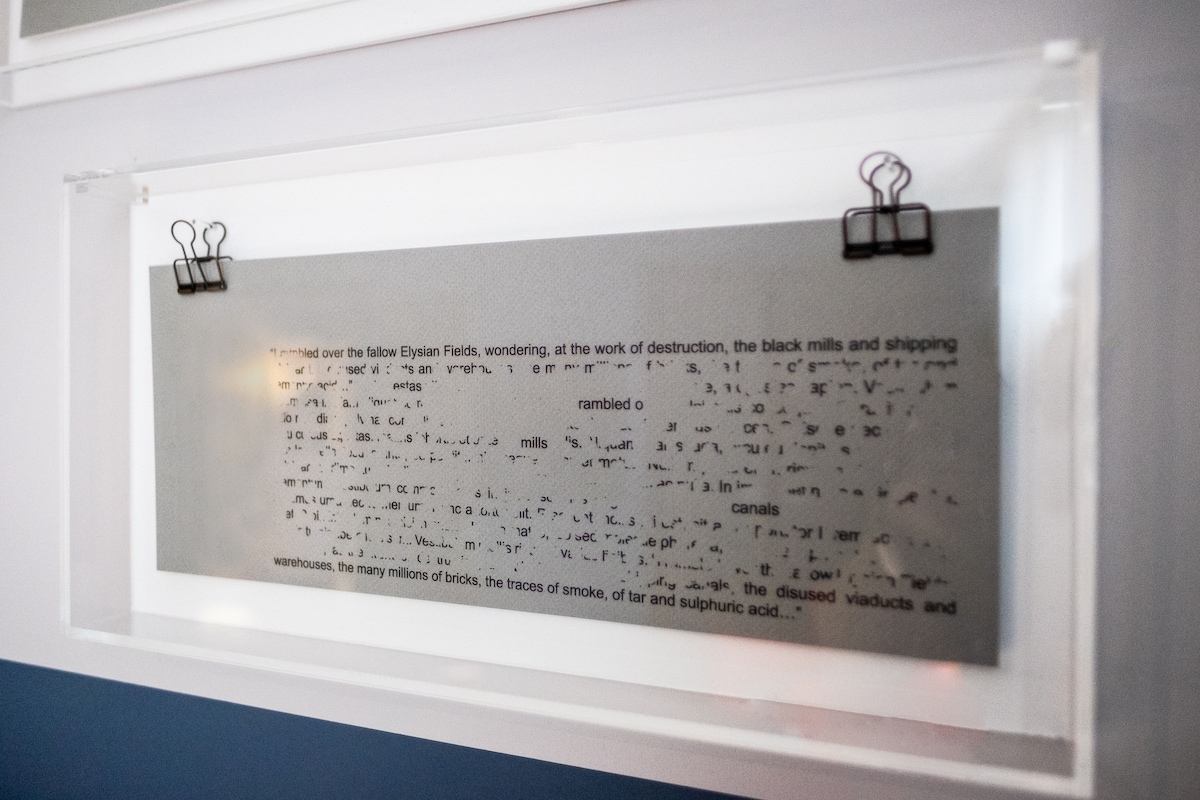 Un extrait de texte encadré, dont on peut distinguer les mots « Champs Élysées », « destruction », « moulins noirs » et « expédition ».