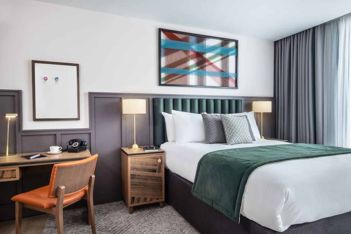 1 Schlafzimmer, Zimmersafe, Schreibtisch, laptopgeeigneter Arbeitsplatz