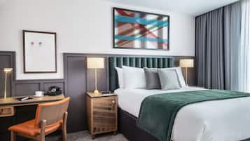 1 kamar tidur, brankas, meja kerja, dan ruang kerja ramah laptop