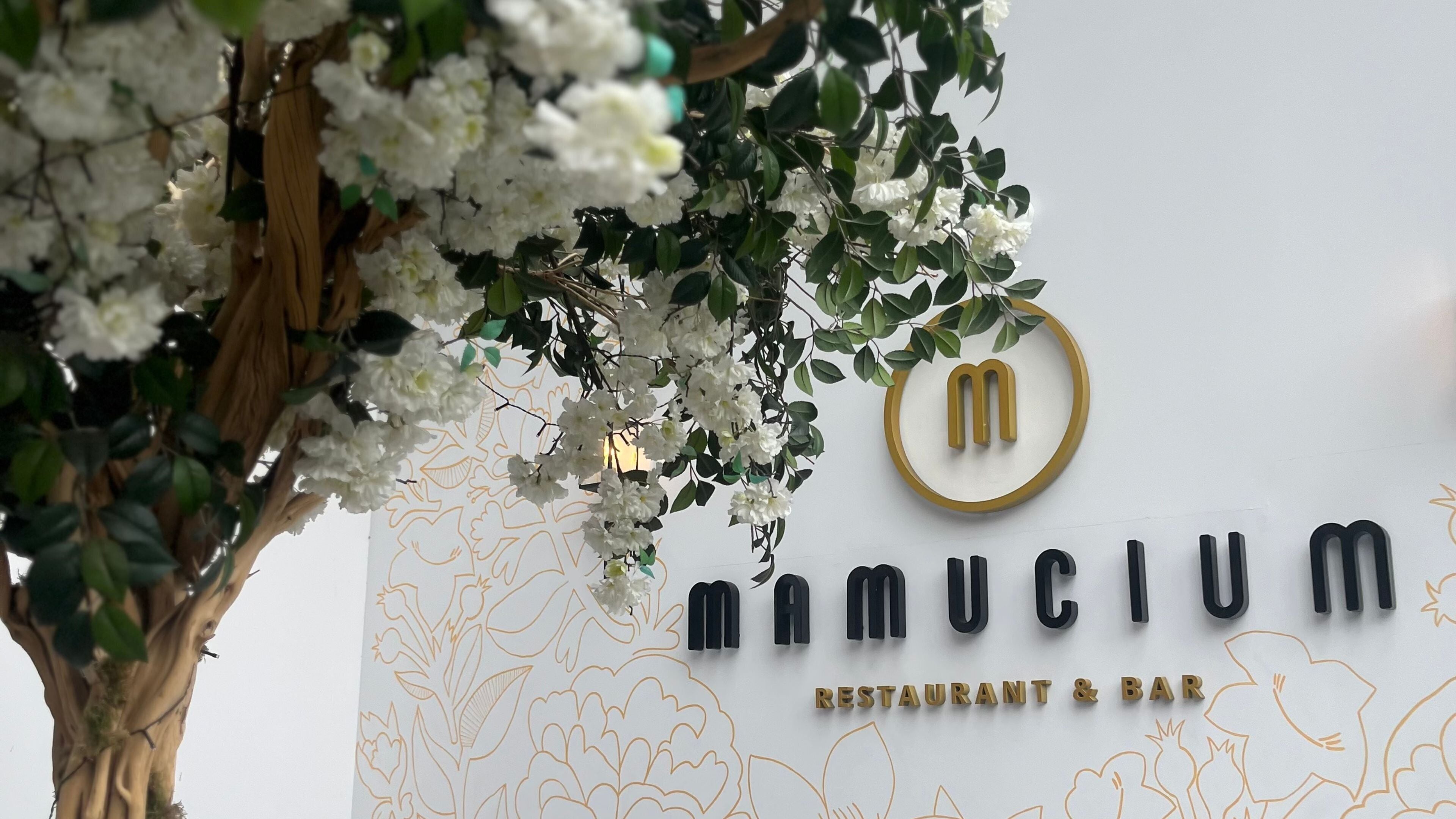 breakfast, lunch, dinner served; international cuisine