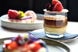 Postre con fresas encima, sobre un plato con una servilleta debajo.