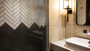 Habitación, 1 cama King size, con acceso al salón lounge del club | Baño | Regadera, regadera tipo lluvia, amenidades de baño gratuitas 