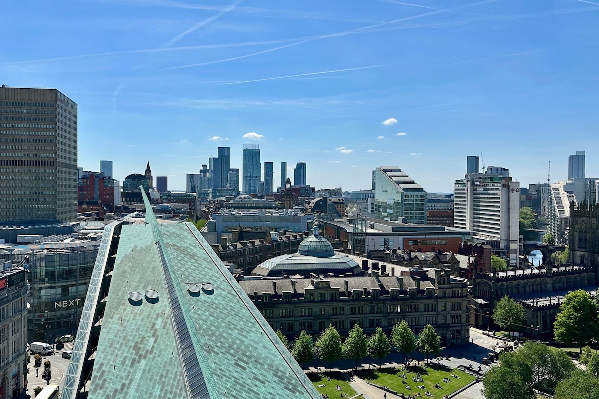 Une vue urbaine mettant en valeur un bâtiment imposant, caractérisé par un grand toit en pente et une structure en forme de dôme.