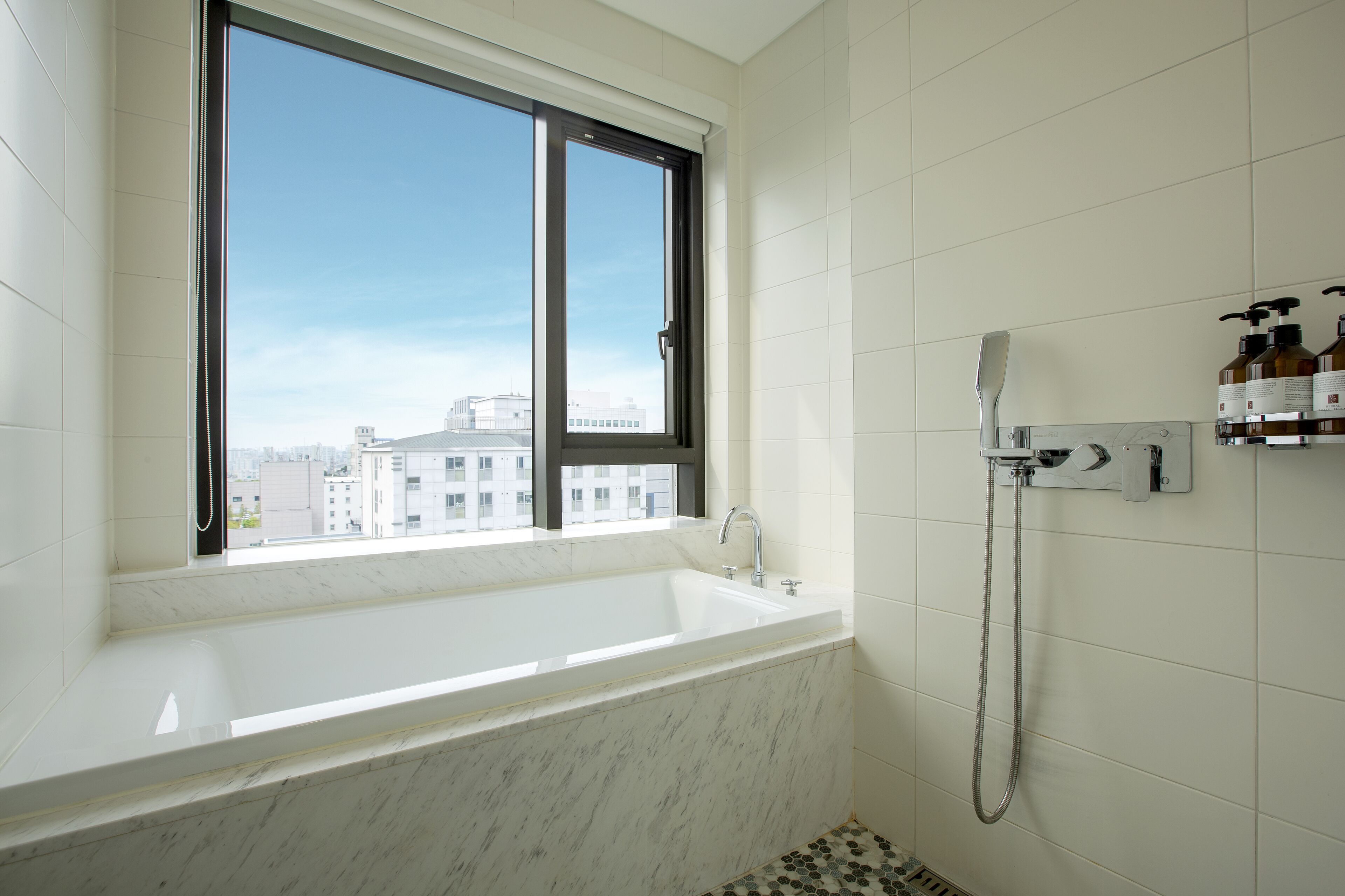 suite, garden area | deep-soaking bathtub