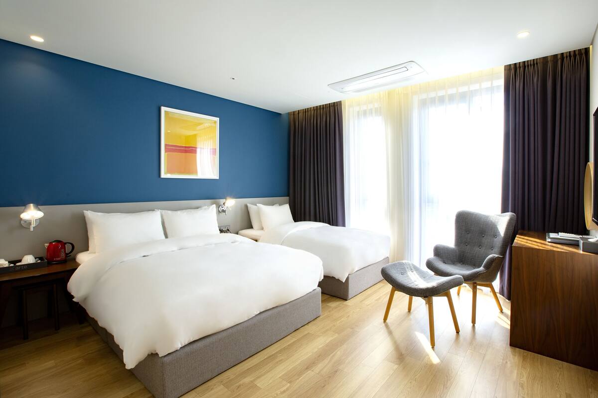 deluxe twin room | 1 bedroom, premium bedding, down duvets, in-room safe