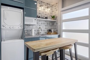 Fridge, microwave, oven, stovetop - House + Garage Apartment - Mins to DT + Zilker! (Austin)