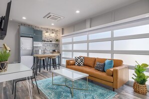 Smart TV - House + Garage Apartment - Mins to DT + Zilker! (Austin)