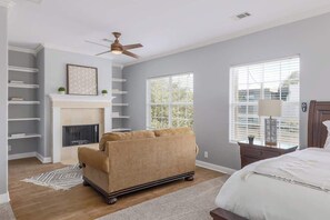 5 bedrooms, iron/ironing board, travel cot, free WiFi - House + Garage Apartment - Mins to DT + Zilker! (Austin)