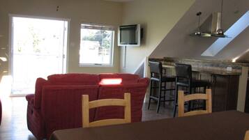 TV connectée, table de tennis de table, chaßne hi-fi