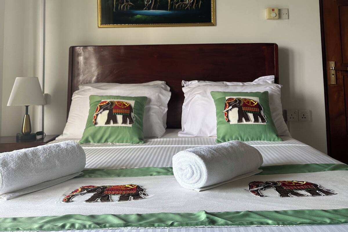 Deluxe Double Room, 1 Queen Bed, Hill View | Desk, iron/ironing board, rollaway beds, free WiFi