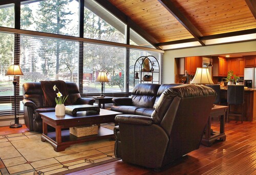Luxury near Gateway to Mt Rainier and National Forests. Veteran Owned.