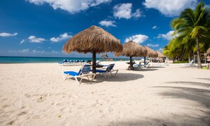 En la playa, camastros y toallas de playa