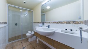 Bathroom - Views From Golden Orchid - Airlie Beach (Airlie Beach)