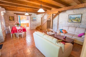 Een televisie en een tafeltennistafel