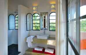 Ducha, artículos de higiene personal ecológicos y secador de pelo