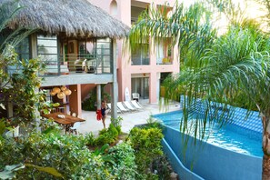 Una piscina al aire libre, una piscina climatizada