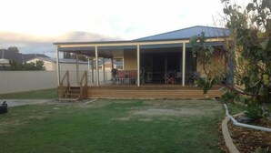 A single-story house with a covered patio area. - Free WIFI **200m to beach** R/C Air in all rooms  (Moonta Bay)