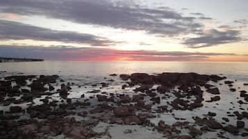 Una spiaggia nelle vicinanze