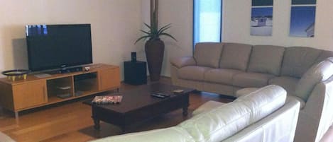 TV connectée, jeux vidéo, lecteur de DVD, baby-foot