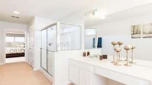 Tina con regadera, secadora de cabello, toallas, jabón