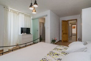 3 室のベッドルーム、アイロン / アイロン台、WiFi、ベッドシーツ