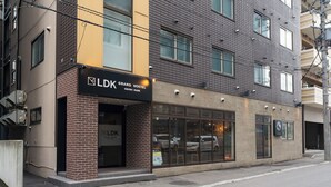 A building with a sign for "LDK Grand Hostel Odori Park". - GRAND HOSTEL LDK ODORI PARK (Sapporo)
