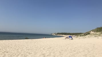 Plage, chaises longues, serviettes de plage