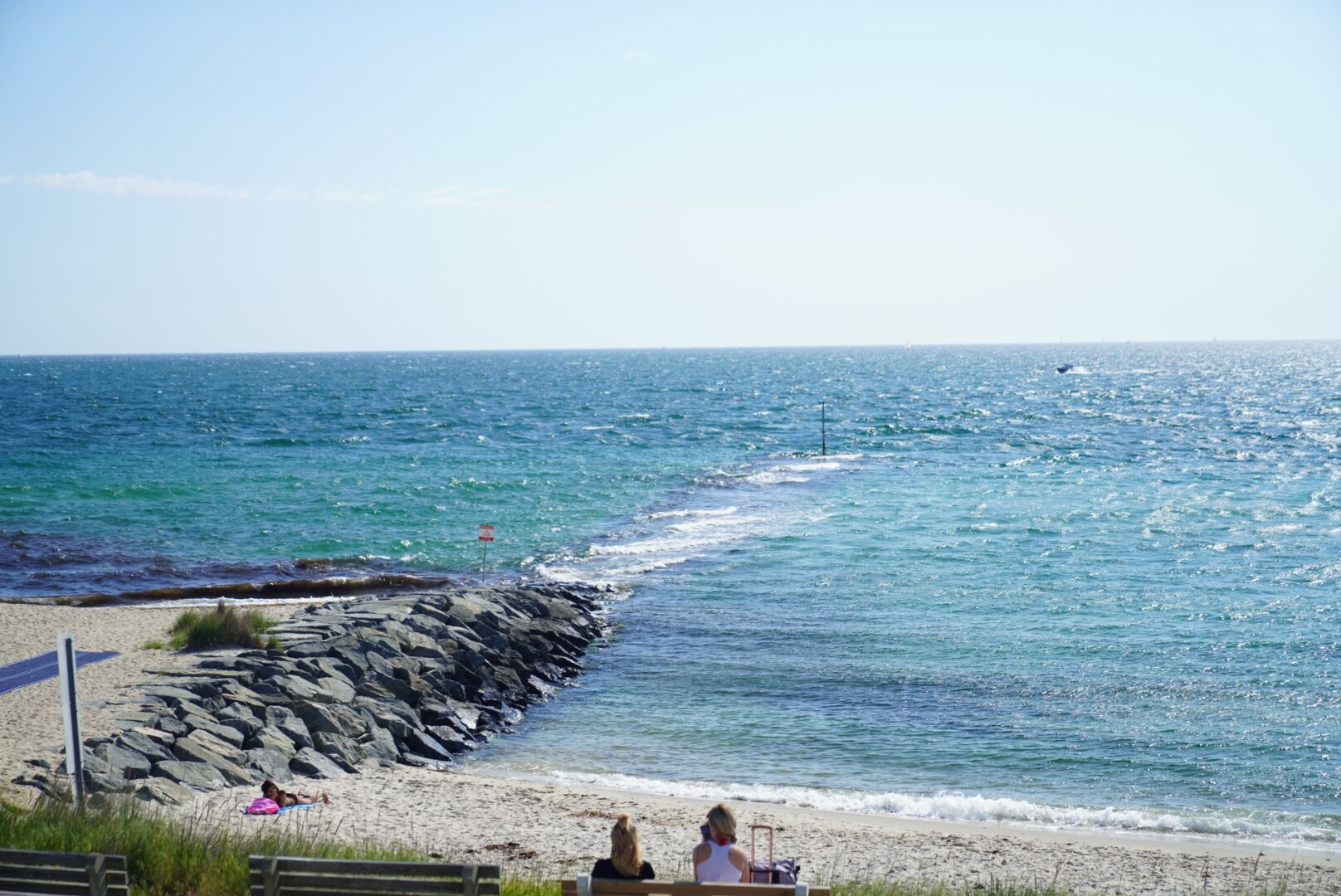 En la playa, camastros y toallas de playa 