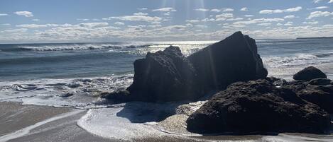 Aan het strand, ligstoelen aan het strand, strandlakens