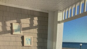 Ein Zimmer mit rundem Tisch und Stühlen, einem Bett und einem Fenster mit Blick zum Himmel.