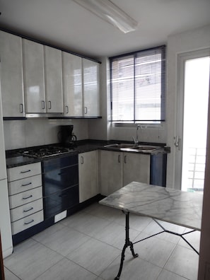 Cafetera y tetera, refrigerador, microondas y horno