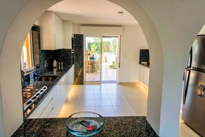 Fridge, microwave, oven, stovetop - Two Private Pools & Waterfall in a Stunning Portuguese Villa (Armação de Pêra)