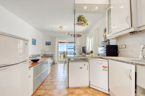 Réfrigérateur, four à micro-ondes, cafetière-théière