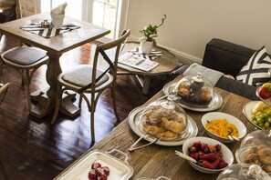 Tägliches inbegriffenes kontinentales Frühstück