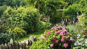 Property grounds - STUNNING VIEWS at Hillcrest cottage, Cotswolds, AONB (Brimscombe)