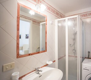 Articles de toilette gratuits, sèche-cheveux, serviettes fournies