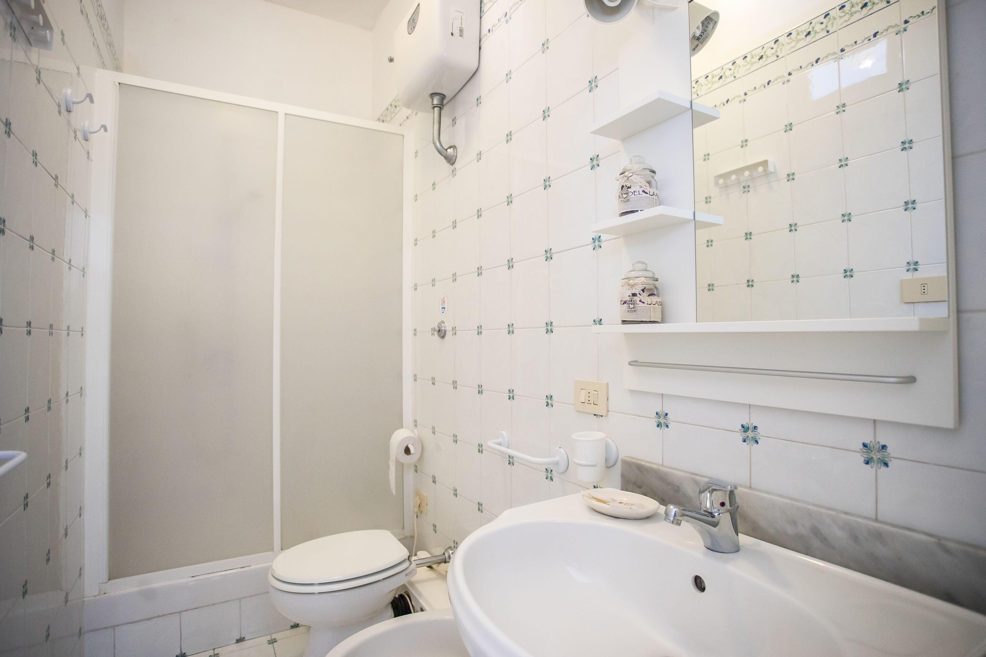 Un baño con inodoro, lavamanos y ducha.