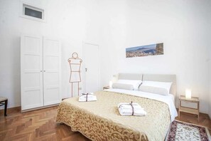 2 habitaciones, insonorización y tabla de planchar con plancha