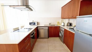 冷蔵庫、電子レンジ、オーブン、食器洗い機