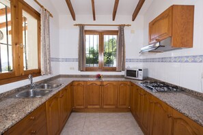 Réfrigérateur, micro-ondes, plaque de cuisson, lave-vaisselle